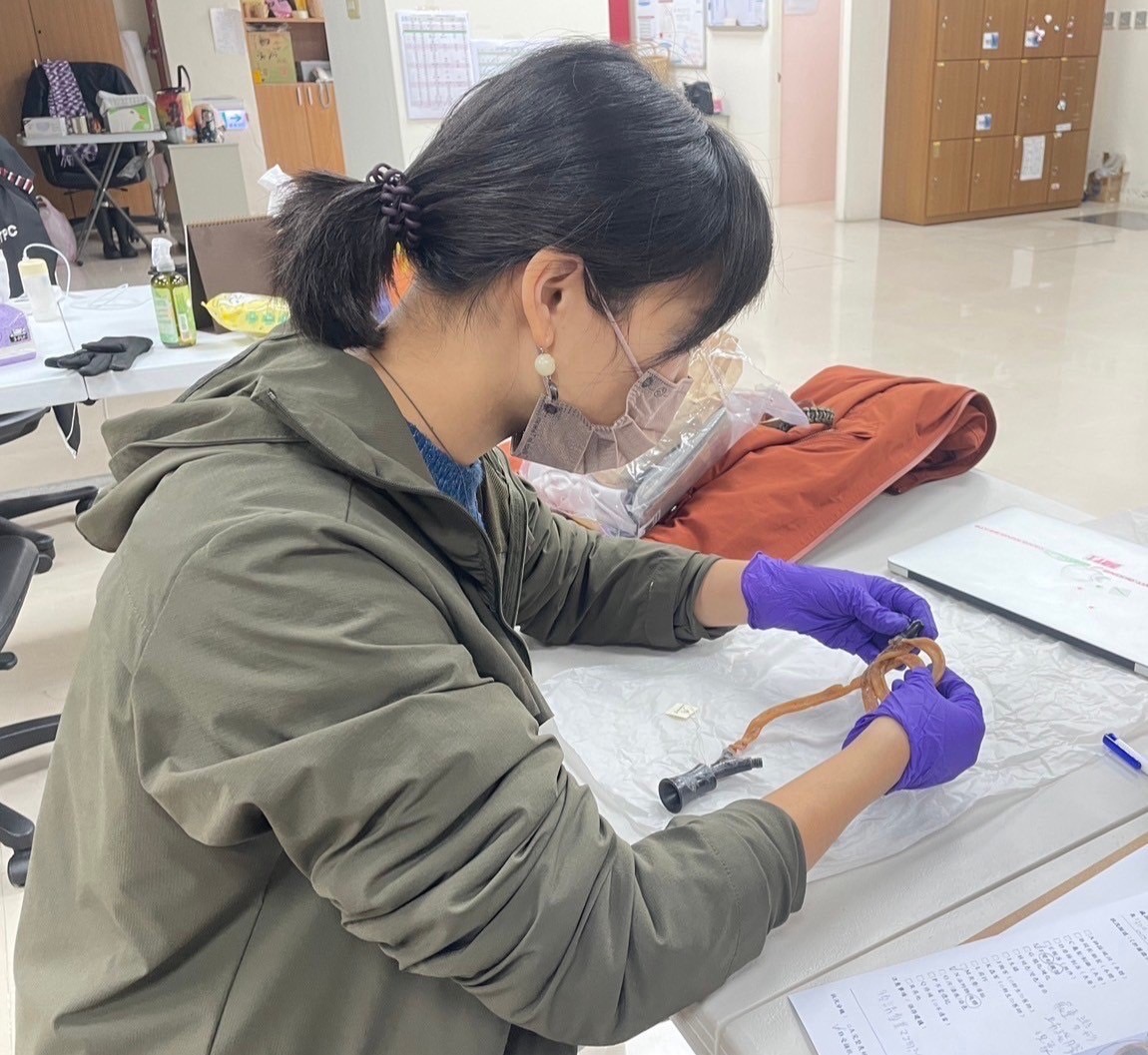 專業修復師檢視文物狀況,醫用聽診器受損較嚴重。(圖/新北市政府原民局提供)