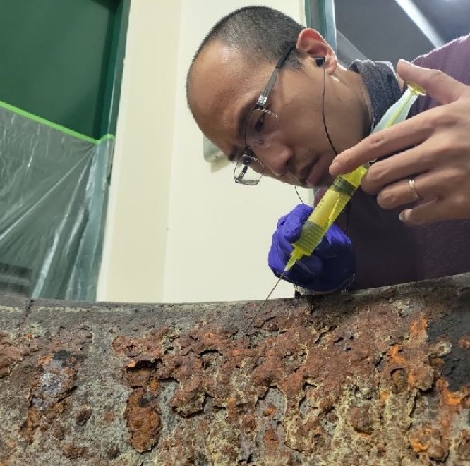 ▲使用加固劑對腦鼎現存的結塊進行加固,加強其與表面的連結力。(圖/新北市政府原民局提供)