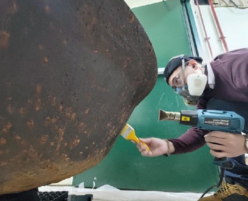 ▲塗佈保護層以保留腦鼎表面使用痕跡,減緩腐蝕進程。(圖/新北市政府原民局提供)